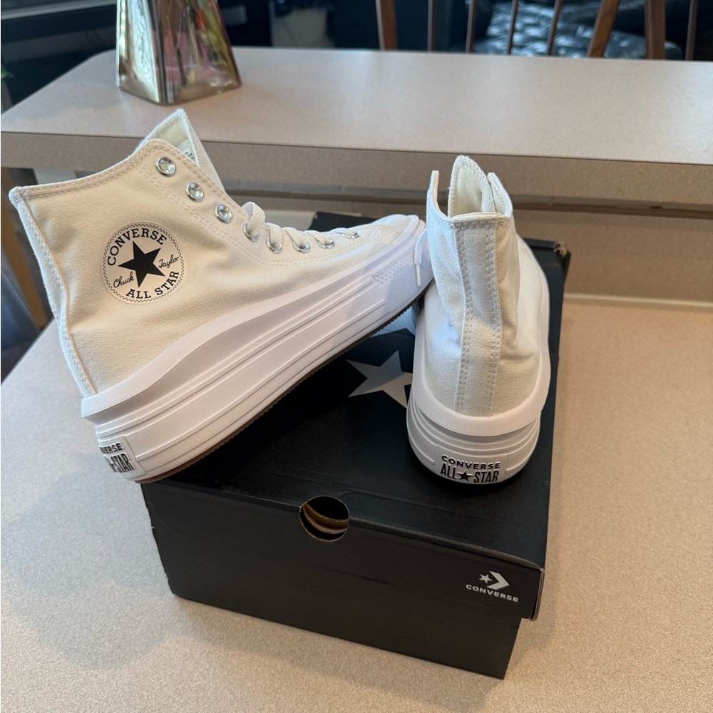 NIB Women’s Converse Chuck Taylor size 8 White platform Sneakers